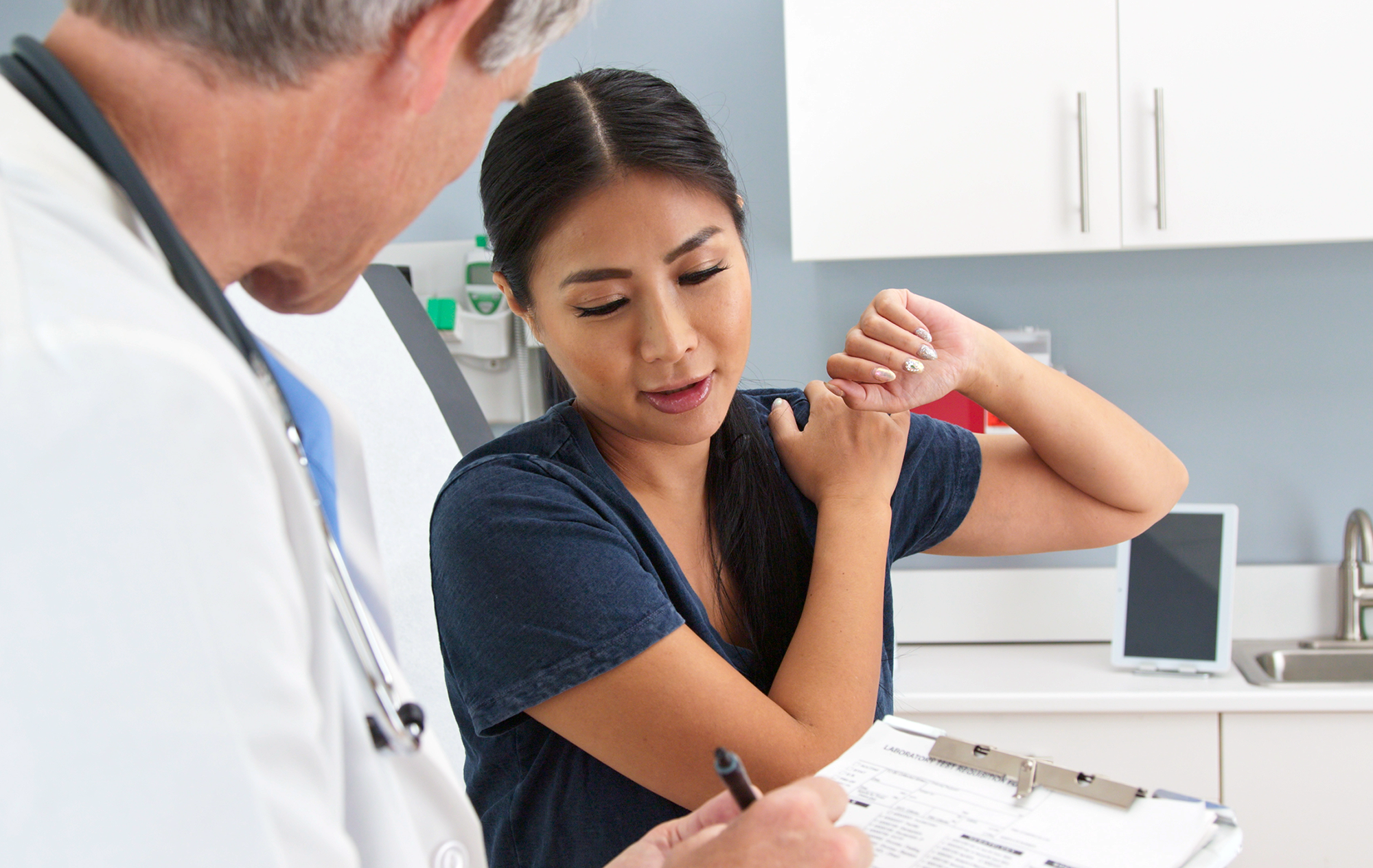 provider.reviewing.options.with.female.patient_lg.png